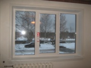 Трехстворчатое окно ТМ "Серебряные окна" в панельном доме. Самый распространенный вариант: одна створка посередине позволяет достаточно комфортно помыть оконный блок с уличной стороны.