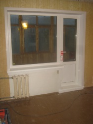 Пластиковое окно с балконное дверью (справа).