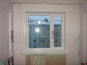 2створчатое теплосберегающее окно в панельном доме. Не самый популярный вариант ширины отрывающейся створки окна у хозяек - будет не удобно мыть окно с уличной стороны.