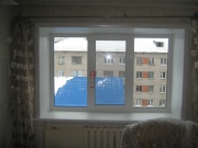 3створчатое теплосберегающее окно в кирпичном доме. Один из самых распространенных вариантов открывания створки окна. Створка створка посередине окна, открывается направо (привычно и удобно, если Вы правша).