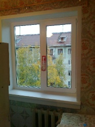 Окно створчатое правое прямоугольное с двойной стеклоизоляцией. имеет 2 степени свободы открывания дверки окна.
